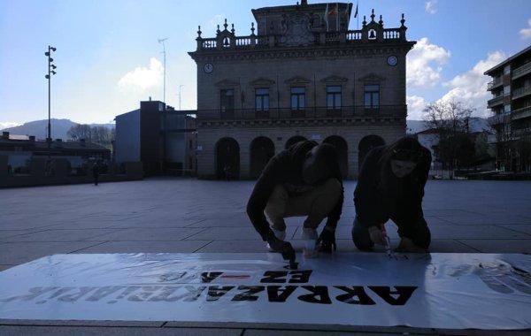 Haciendo pancarta en la plaza